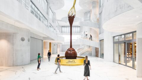 Das Foyer des "Lindt Home of Chocolate" mit einem riesigen Schokoladenbrunnen.. © ATELIER BRÜCKNER / Michael Reiner