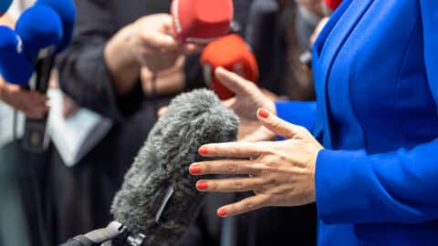 Der Anteil von Frauen in Führungspositionen in der Kommunikation hat deutlich zugenommen in den vergangenen 20 Jahren. Sprechen mit der Presse bleibt wichtig. © Getty Images / Mihajlo Maricic