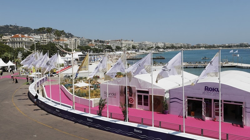 Am Strand an der Croisette haben vor allem Tech-Unternehmen und Agenturholdings Beach Clubs angemietet. Neben dem offiziellen Festivalprogramm gibt es auch hier zahlreiche Vorträge und abends Partys. © Tristan Fewings/Getty Images for Cannes Lions