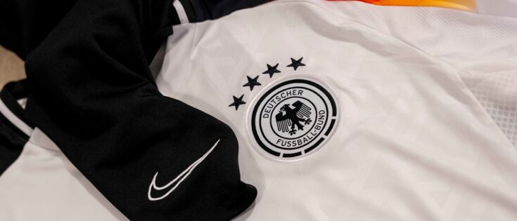 Ab 2027 werden die Fußball-Nationalmannschaften Trikots von Nike und nicht mehr von Adidas tragen. © picture alliance/dpa/Revierfoto
