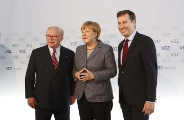 Hubert Burda, Angela Merkel, Stephan Scherzer (c) VDZ