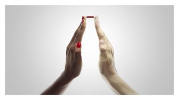 Gewinner der Kategorie "Produktfoto": Zwei Hände, ein Kronkorken - puristisch und unverkennbar zugleich. So inszeniert David LaChapelle die Coca-Cola Glasflasche anlässlich ihres 100. Geburtstags. (c) David LaChapelle / Ogilvy France für Coca-Cola