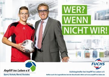 "Aufstiegshelfer" Stefan Fuchs, Vorstandsvorsitzender des gleichnamigen Unternehmens hat Nachwuchsfußballer Philipp Hoock persönlich durch das Unternehmen geführt (c) Anpfiff ins Leben 