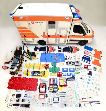 Das Siegerfoto aus Deutschland: „Tetris Challenge – 1800 Dinge, die Leben retten“ (c) Malteser Hilfsdienst/Alexander Licht
