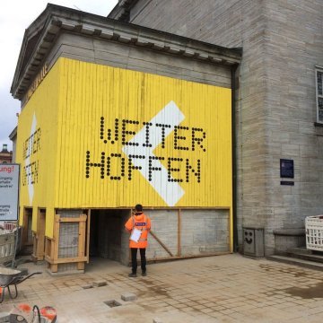 Kommunikativer Glücksfall: Eine Künstlerin machte aus dem Claim ein eigenes Werk, so wurde aus "offen" "hoffen". (c) Hamburger Kunsthalle