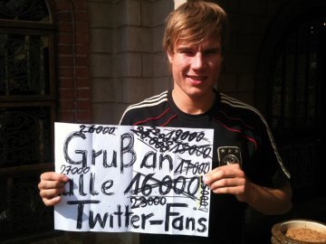 Holger Badstuber hält die neue Follower-Zahl in die Kamera (c) DFB
