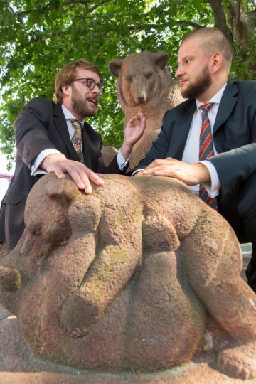 Ewald (links) und Rössing am Berliner Bärenbrunnen - doch den wollen sie Kunden auf keinen Fall aufbinden. (c) Laurin Schmid