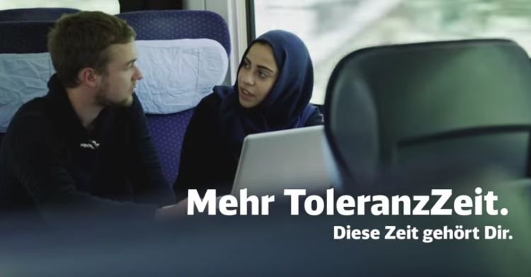 In einem der "Toleranzzeit"-Spots der Deutschen Bahn sitzen ein junger Mann und eine junge, Kopftuch tragende Frau gemeinsam im Zug. Der innere Monolog des Studenten offenbart Vorurteile – bis die beiden Fremden ins Gespräch kommen. (c) Youtube/Deutsche Bahn Personenverkehr