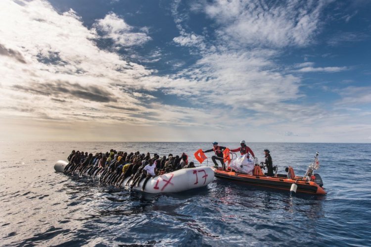 Gerettetes Flüchtlingsboot (c) Laurin Schmid